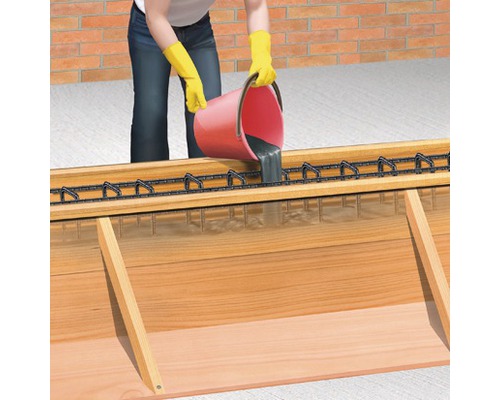 Betonul este turnat într-o cofrajă de lemn cu armătură.