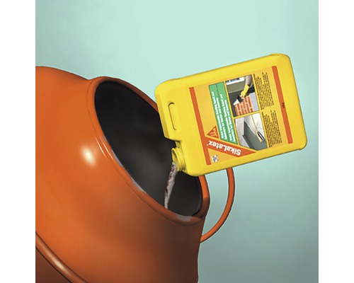 Aditivul SikaLatex este turnat într-un mixer de beton