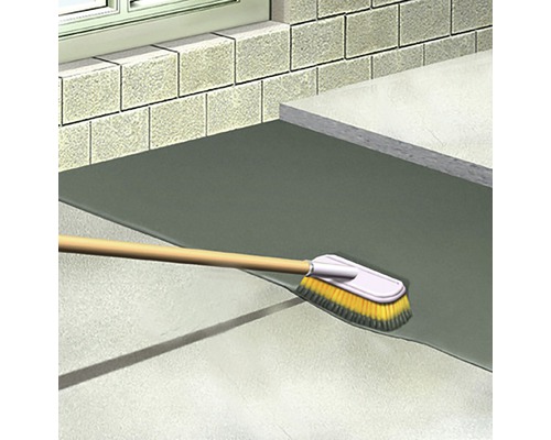 O perie împarte nămol de etanșare pe o suprafață pentru a o etanșa.