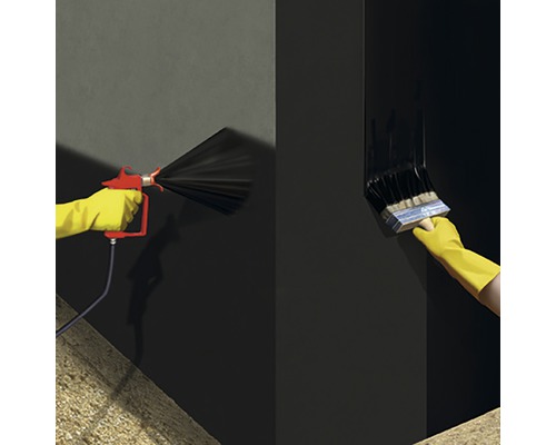 Perete vopsit cu pulverizator de vopsea și pensulă