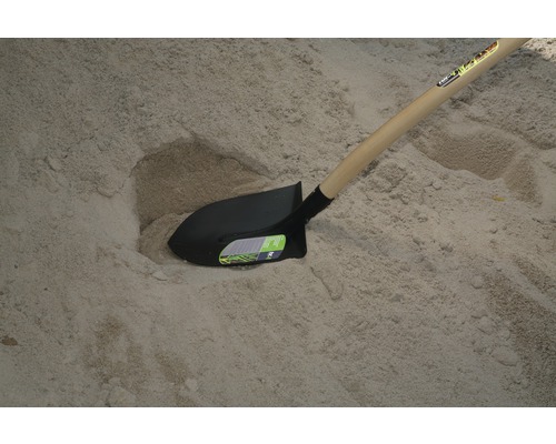 Lopată cu mâner de lemn în nisip