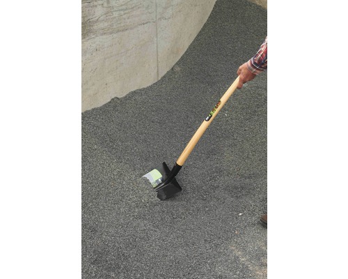 Cazma cu mâner de lemn în material vrac