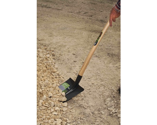 Cazanul împinge pietriș pe o potecă de pietriș