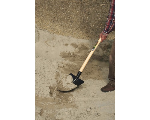 Un hârleț ridică nisip.