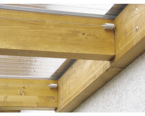 Vedere detaliată a unui acoperiș de terasă din lemn cu copertină retractabilă