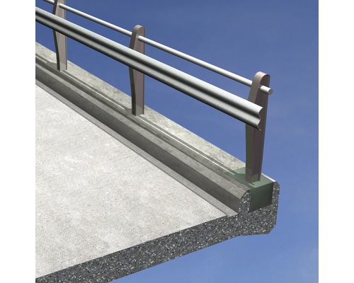 Prim-plan al unei balustrade de protecție pe o structură de beton.