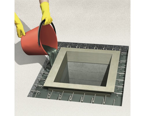 Persoană turnând lichid dintr-o găleată într-o construcție de beton pe o podea