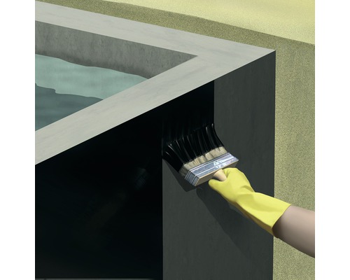 O persoană cu mănuși aplică vopsea cu o pensulă pe o structură de beton.