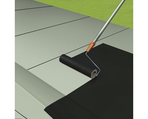 Un strat de acoperiș este aplicat cu o rolă de vopsea.