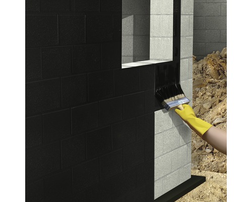 Aplicarea suspensiei de etanșare pe un zid cu o pensulă