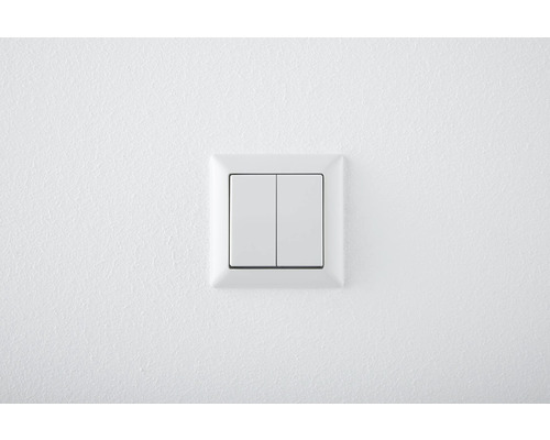 Întrerupător dublu alb pe un perete