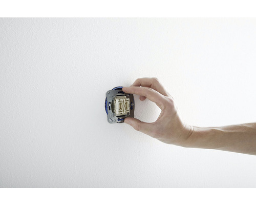 Instalarea unui întrerupător de lumină pe un perete.