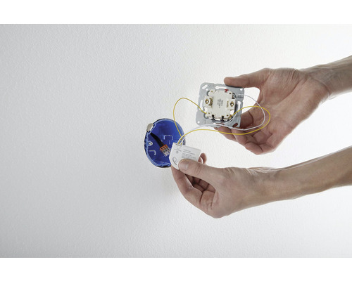 Instalarea unui întrerupător de lumină cu o inserție de întrerupător și o cutie de montaj încastrată