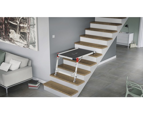 Platformă de scară pe o scară în interior