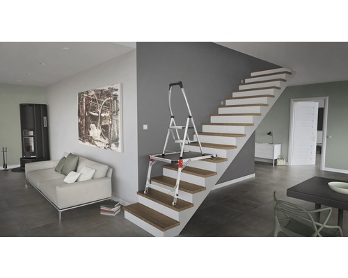 Scară multifuncțională pe o scară într-o cameră de zi.