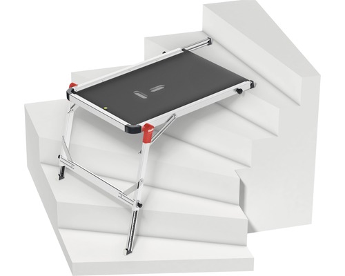 Platformă de lucru din aluminiu pe o scară cu picioare reglabile