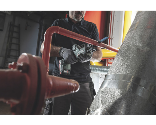 O persoană taie o țeavă cu un fierăstrău vertical Metabo.