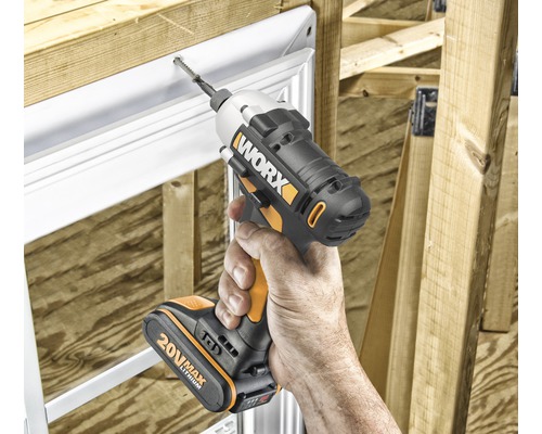 Mașină de înșurubat cu acumulator care înșurubează într-o componentă din lemn