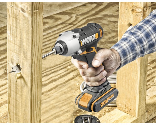 O persoană folosește o șurubelniță cu impact cu acumulator Worx pentru a da o gaură într-o bucată de lemn.