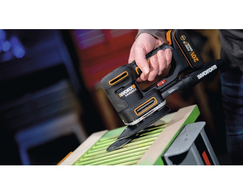 Șlefuitorul multifuncțional cu acumulator Worx Sandeck este utilizat pe o piesă de prelucrat.