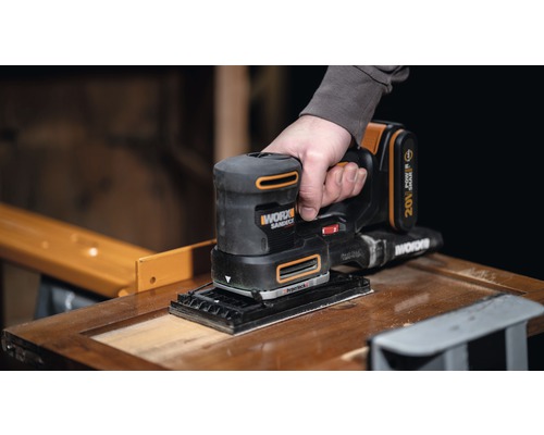 Șlefuitor cu acumulator care șlefuiește o suprafață de lemn