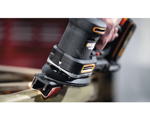 Șlefuitorul delta șlefuiește o bucată de lemn