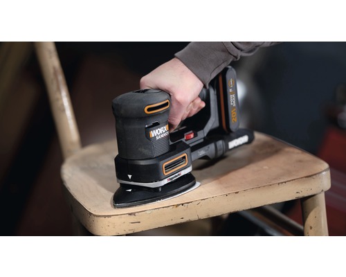 Șlefuitor cu acumulator care șlefuiește un scaun din lemn