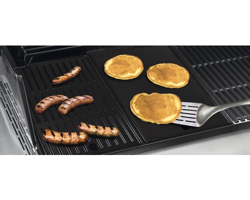 Grătar cu cârnați și clătite pe o plită