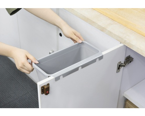 Coș de gunoi suspendabil este montat într-un dulap de bucătărie