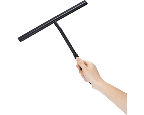 Mână ținând o racletă de duș neagră