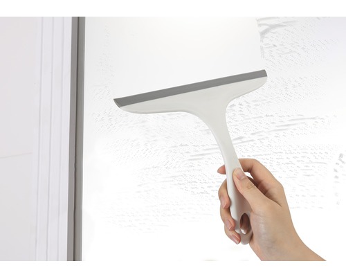 Racletă de geam în uz pe o suprafață de sticlă