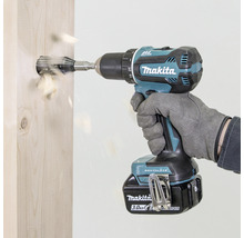 Mașină de găurit și înșurubat cu acumulator Makita găurind într-o bucată de lemn
