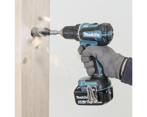 Mașină de găurit și înșurubat cu acumulator Makita găurind într-o bucată de lemn