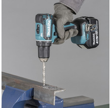 Mașină de găurit și înșurubat cu acumulator Makita care găurește o bucată de metal fixată într-o menghină