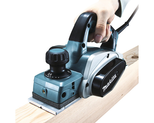Rindea electrică Makita în acțiune pe o scândură de lemn