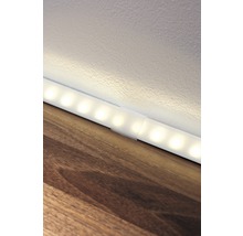 Bandă LED pentru iluminat interior montată pe perete