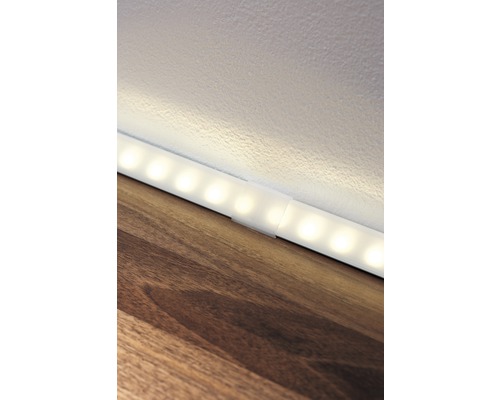 Bandă LED pentru iluminat interior montată pe perete