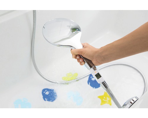 Duș de mână cu afișaj de temperatură în baie