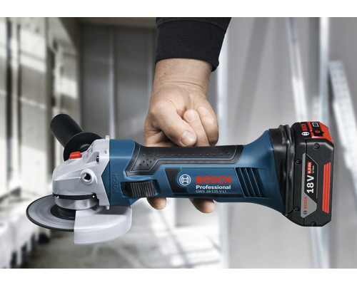 Polizor unghiular cu acumulator Bosch Professional cu acumulator de 18 V în mână
