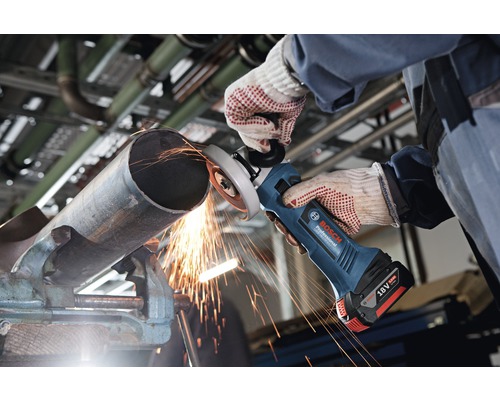 Polizor unghiular cu acumulator utilizat la șlefuirea unei țevi metalice fixate într-o menghină, logo Bosch