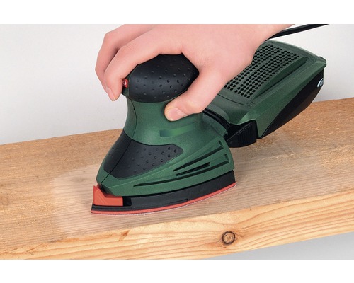 Șlefuitor delta utilizat pe o scândură de lemn