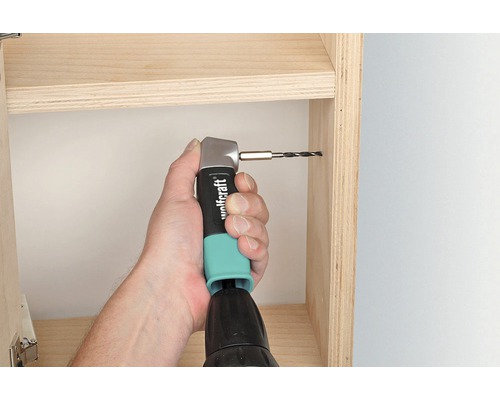 O persoană găurește un raft de lemn cu un adaptor unghiular