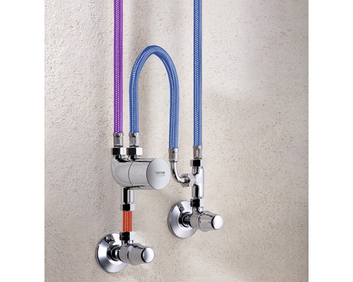 Robineți de colț cu furtunuri de conectare flexibile montate pe un perete