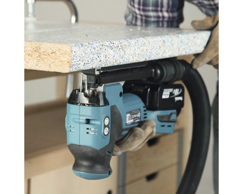 Fierăstrău vertical cu acumulator în uz la tăierea unui blat de lucru