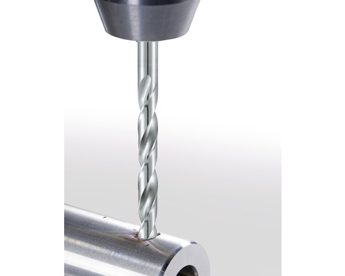 Burghiu metalic găurind o piesă metalică