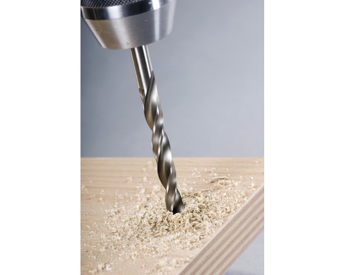 Burghiu pentru lemn găurește o scândură de lemn