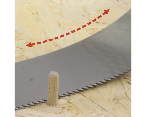 Prim-plan cu un fierăstrău care taie un știft de lemn, cu o direcție de tăiere punctată