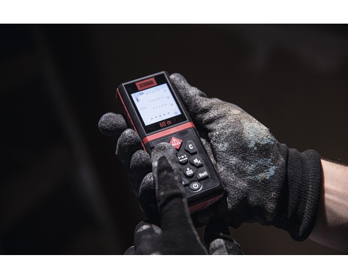 Mână cu mănușă de lucru care operează telemetru laser cu o rază de acțiune de 60 de metri.