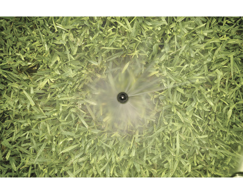 Sistem de irigare în funcțiune pe gazon