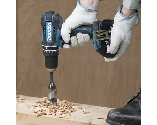 Mașină de găurit și înșurubat cu acumulator Makita găurind o gaură în lemn